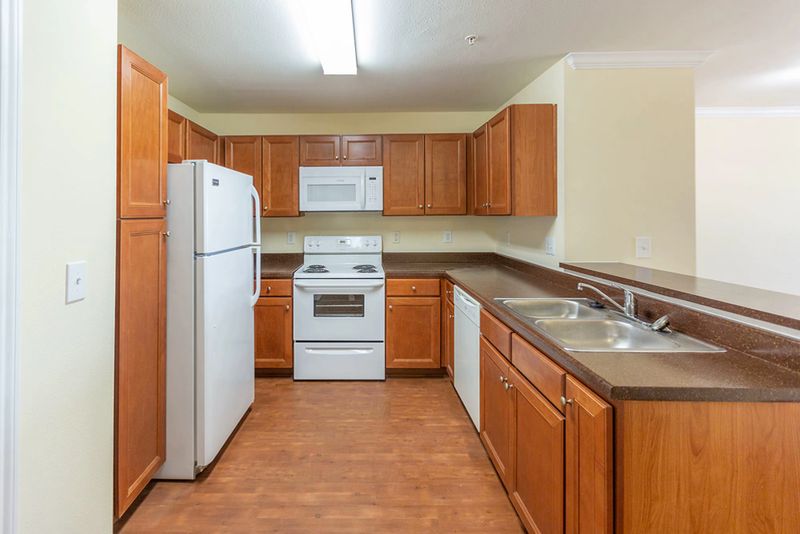 Luxury Apartment Buda Buda Apartment for Rent Huntington Senior at Buda